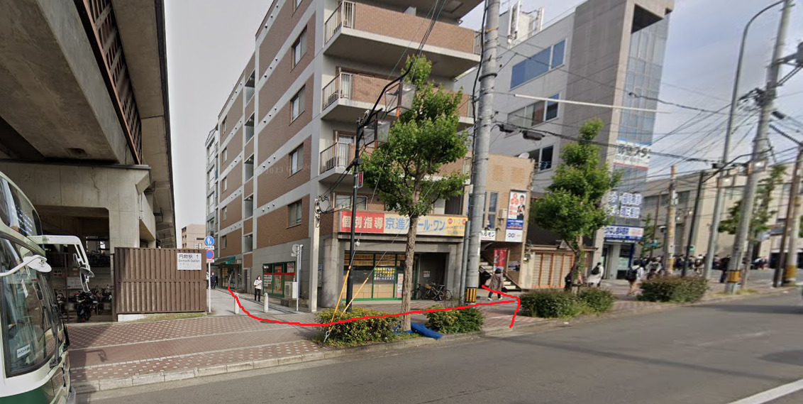 円町駅から、西大路通りに出て、左折します。