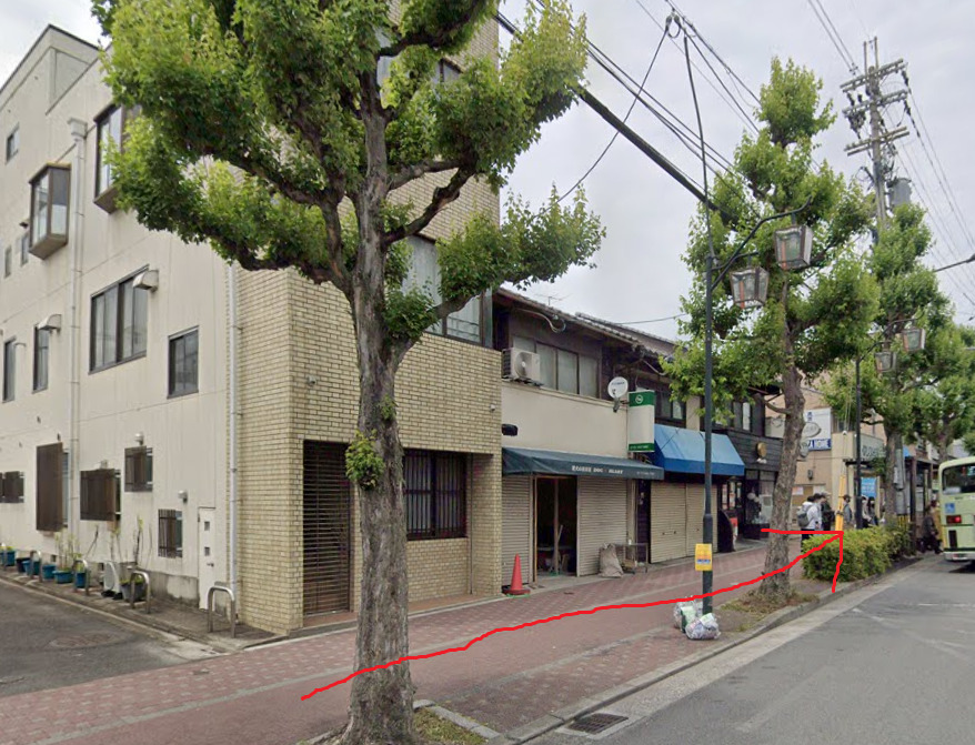 約100ｍ行くと、左側に、西ノ京円町バス停が見えてきます。