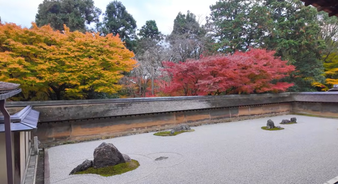龍安寺の最大の見どころは、やはり枯山水の石庭です。
