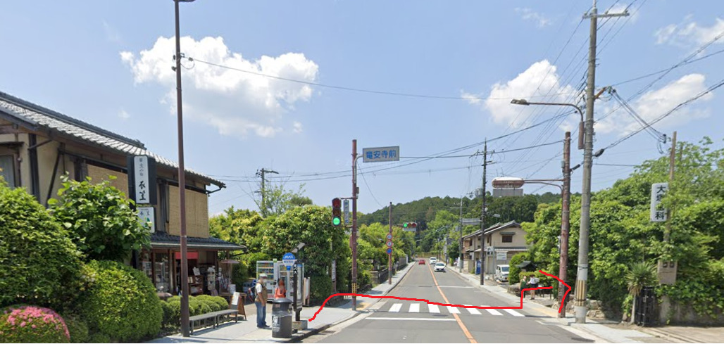 龍安寺前バス停に着いたら、斜め左前が龍安寺になります。