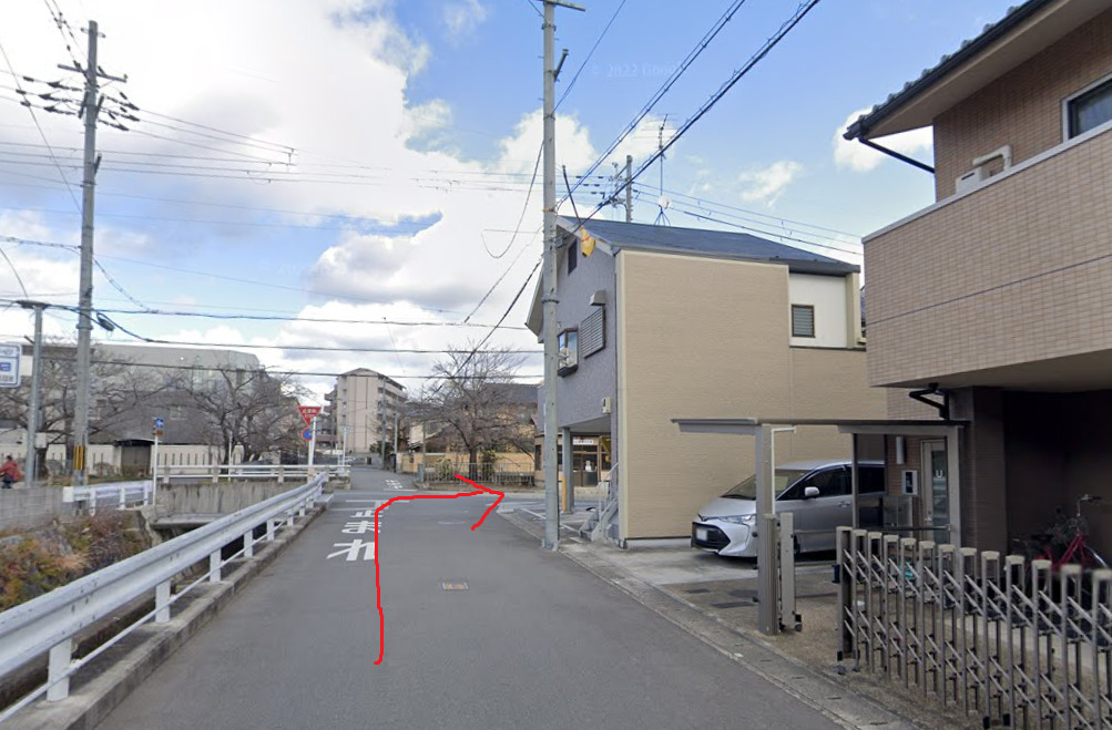 さらに、すぐを右折します。