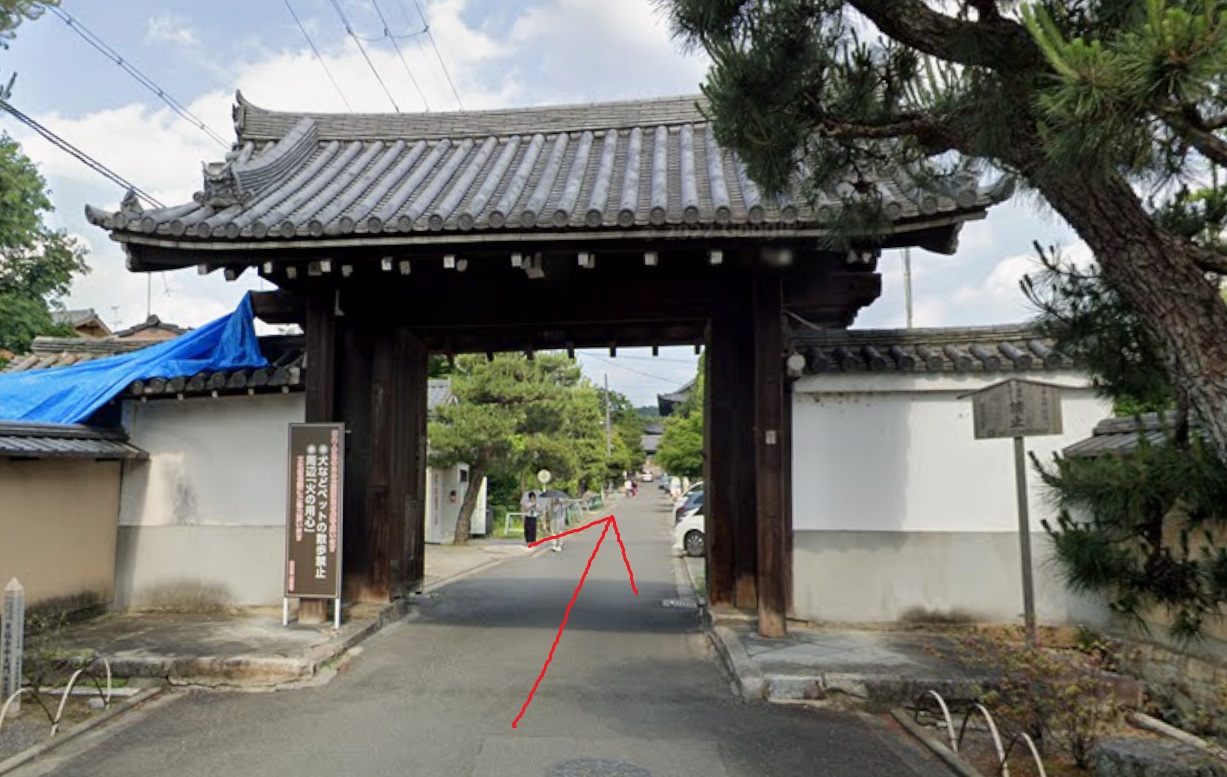 すぐの、中大門を通ります。