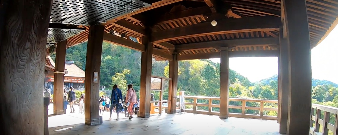 そして、ここが有名な清水寺本堂の舞台です。