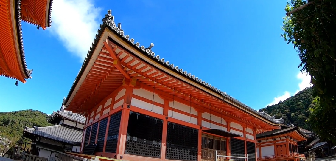 そして、この三重塔の東側に立っている建物が教堂です。こちらも重要文化財に指定されています。