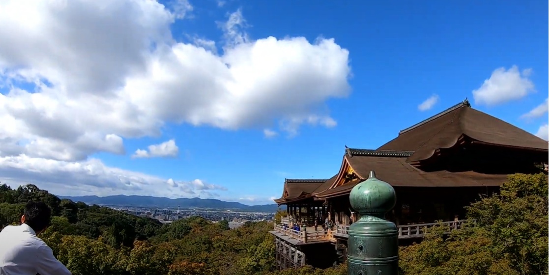 そして、この奥の院から本堂を見た景色が、良く写真などで見かける風景になります。