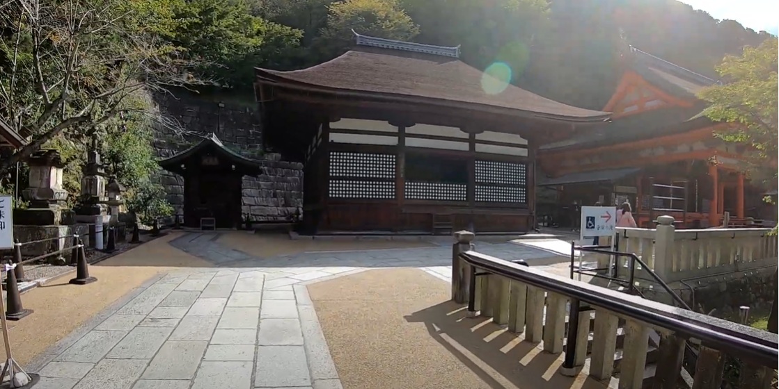 そして、正面に見えてくるお堂が釈迦堂です。その隣の朱色の建物は、阿弥陀堂です。