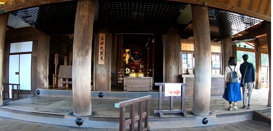 そして、正面に見えてくるのが清水寺の本堂です。本堂には大黒天がいました。