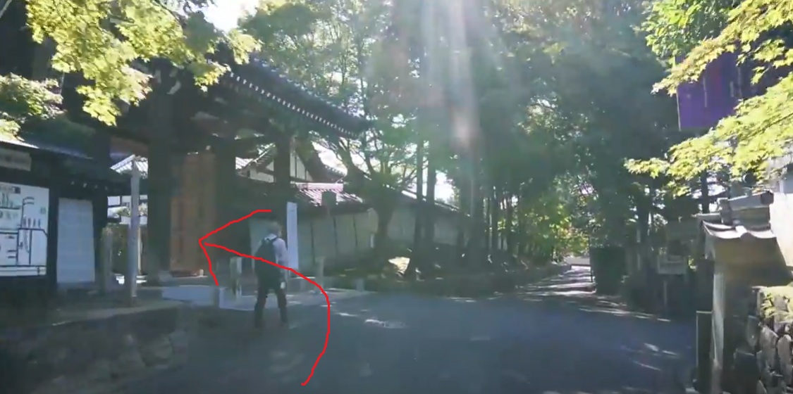 そのまま約50ｍ行くと、左側に東福寺の日下門が見えてきます。