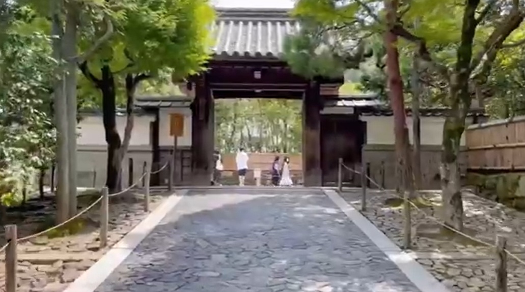 タクシーを降りて坂を少し歩くと、銀閣寺の入り口が見えてきます。