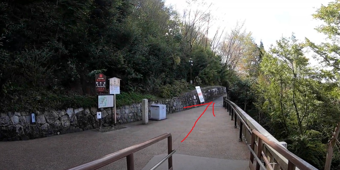 奥の院から、順路に沿って境内の南側に向かいます。