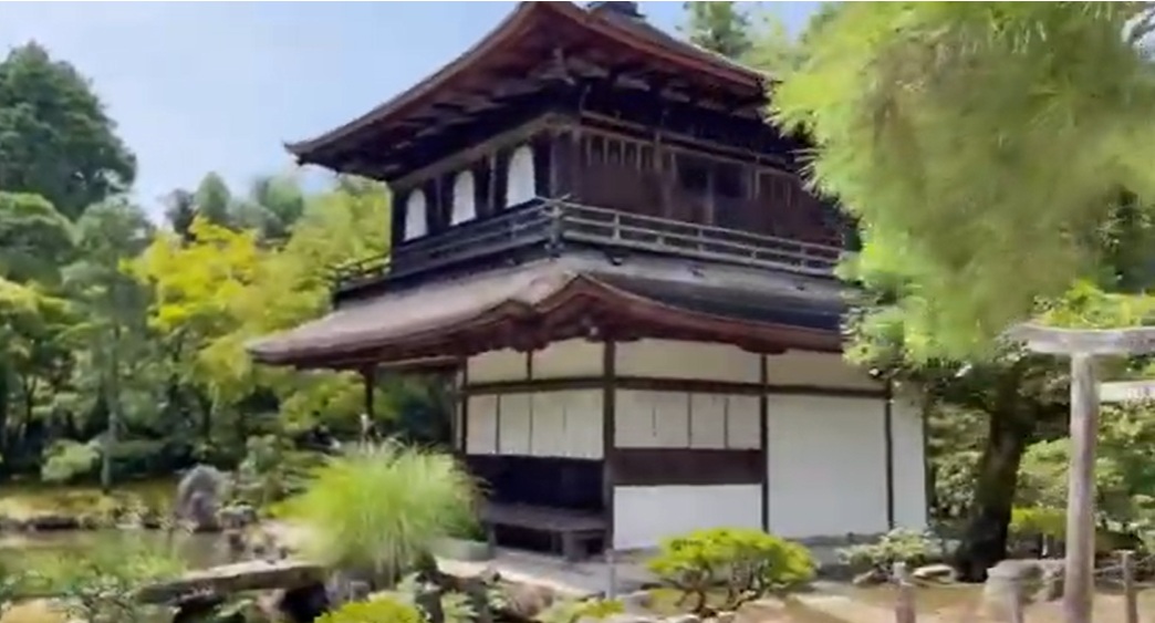 拝観入口からすぐに、銀閣寺のシンボルである 銀閣（観音殿）があります。