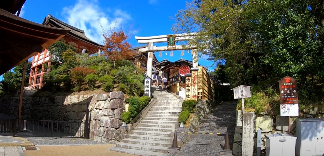 本堂の後ろ側は、縁結びで有名な地主神社があります。