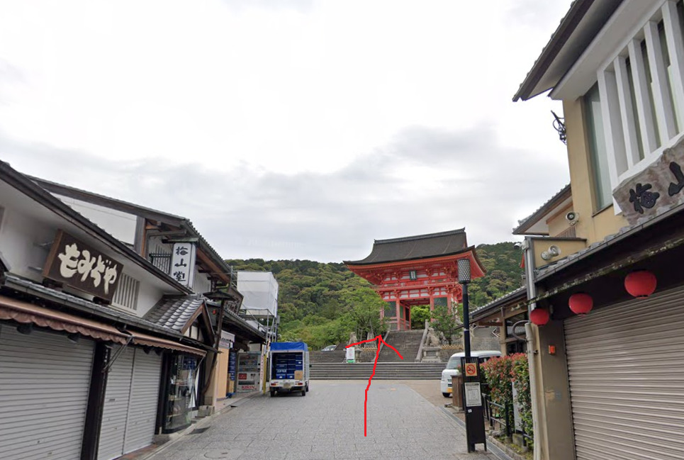 突き当りに、清水寺が見えてきます。