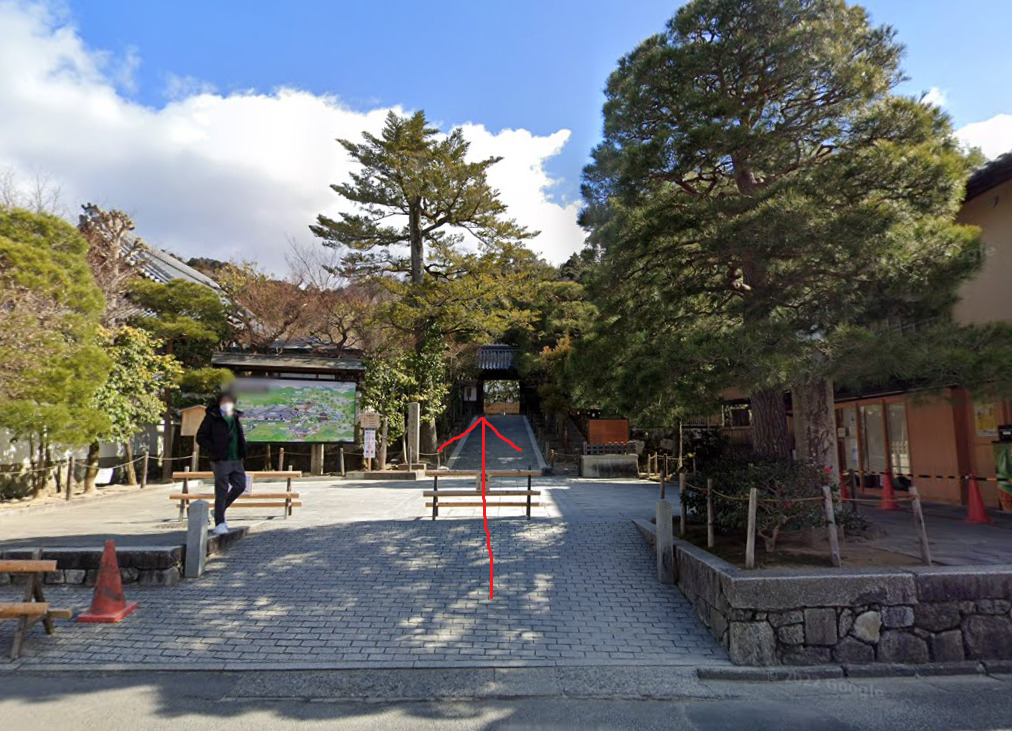 約200ｍほど行くと、銀閣寺が見えてきますよ。