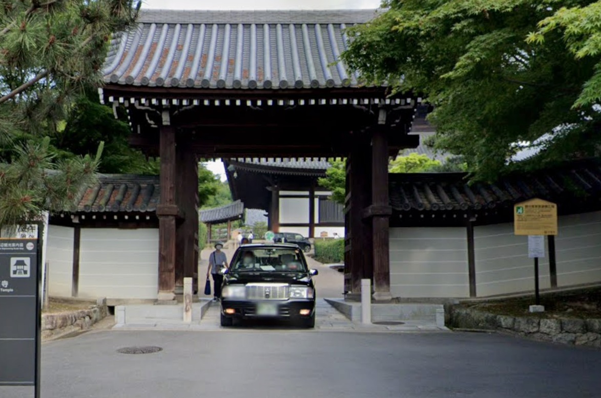 約70ｍ行くと、東福寺の日下門に到着です。