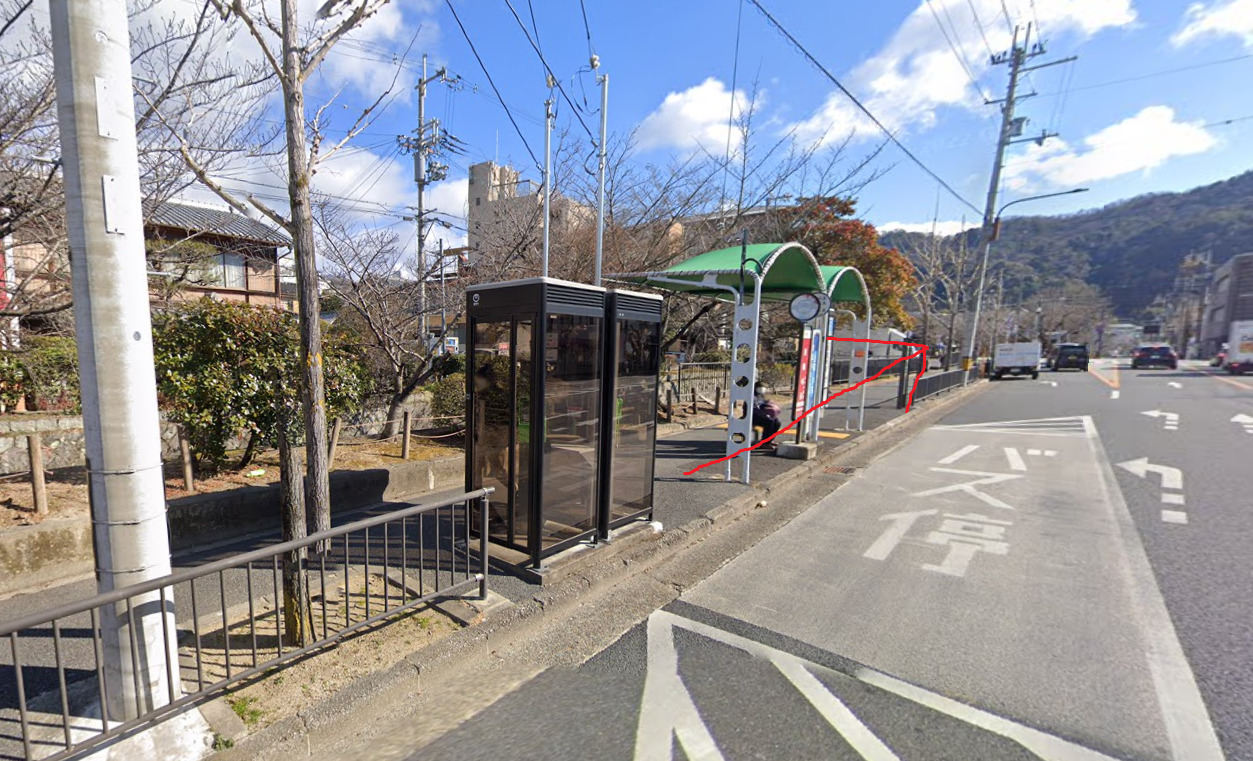 銀閣寺前バス停から、東方向に進みます。東方向は、バスの進行方向になります。