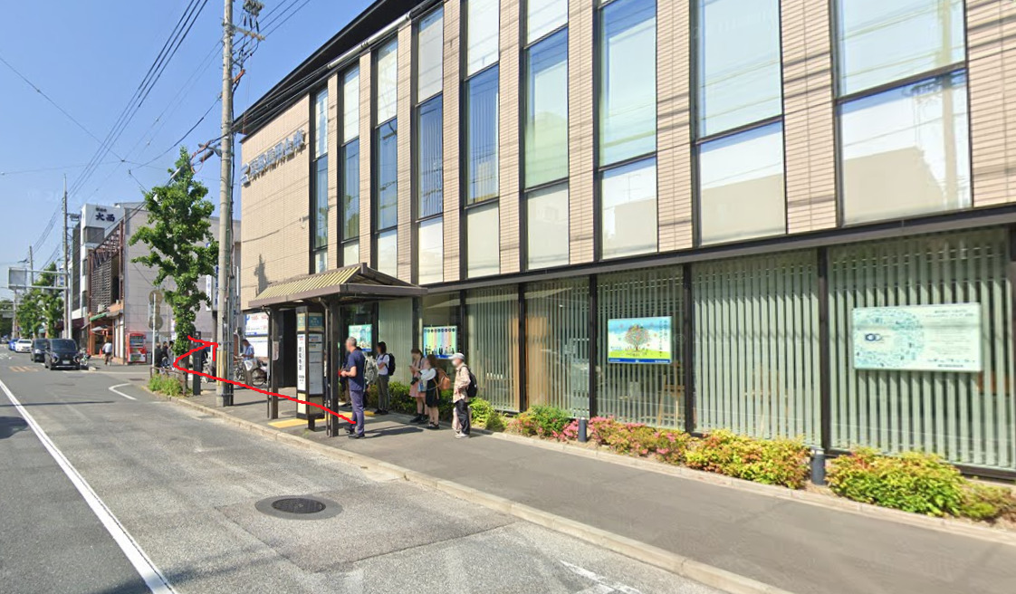 銀閣寺道バス停に着いたら、北方向に進んでください。北方向は、バスの進行方向の反対側になります。そして、すぐを右折します。