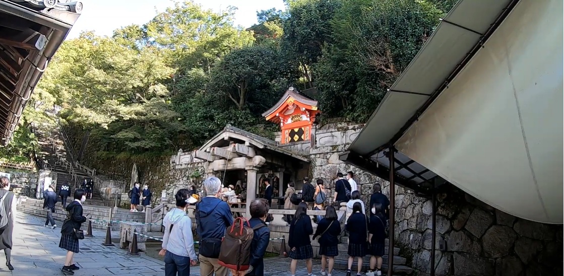 順路に戻って進むと、音羽の瀧が見えてきます。お寺の名前の由来になった瀧です。