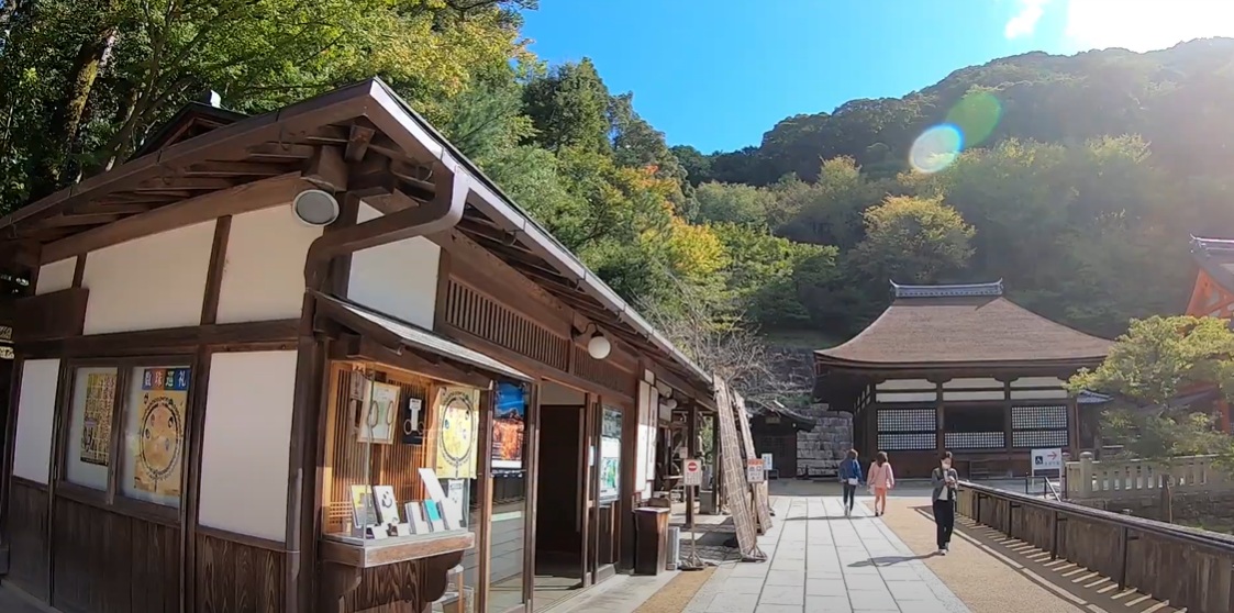 順路通りにまっすぐ進んでいきますと、左側に納経所が見えてきます。ここでご朱印を頂けます。