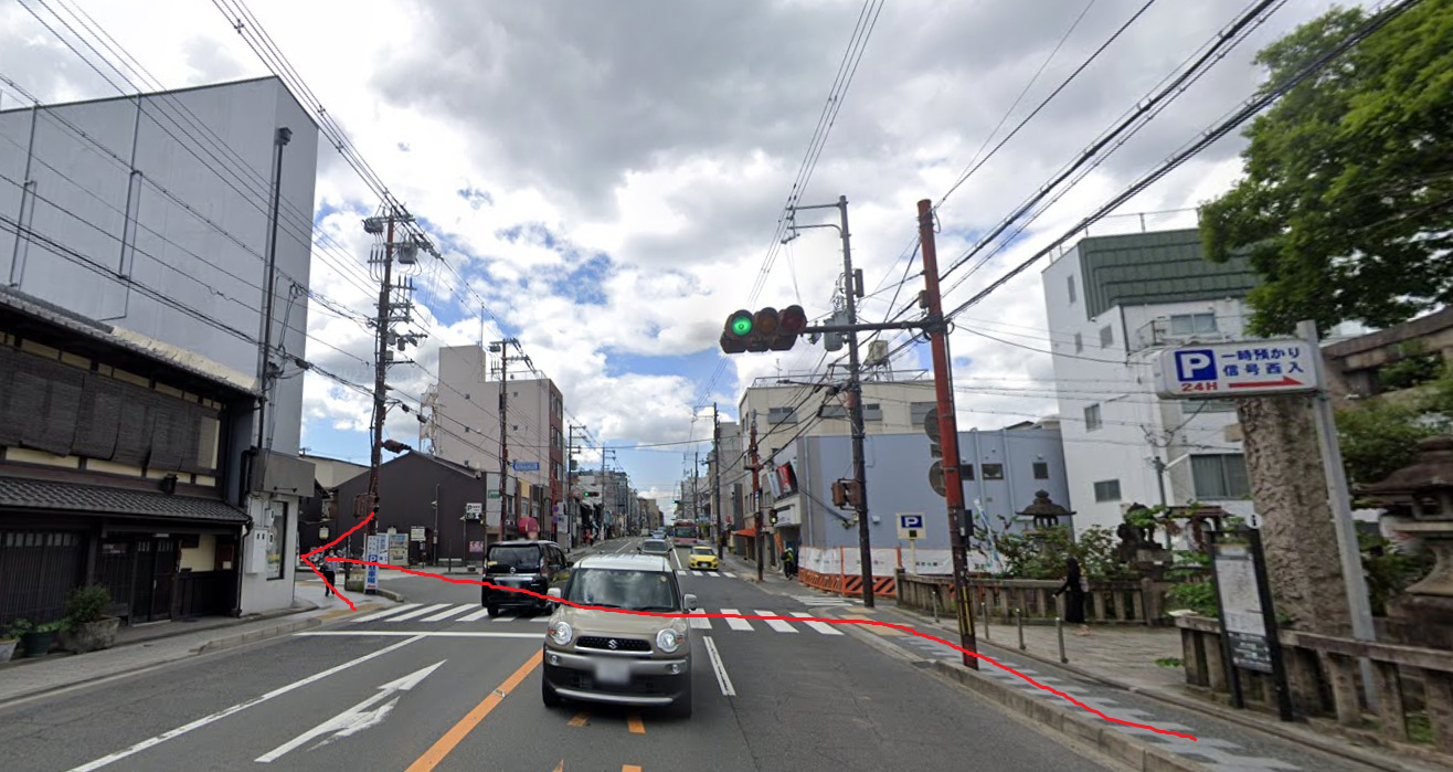 すぐの信号を左折します。