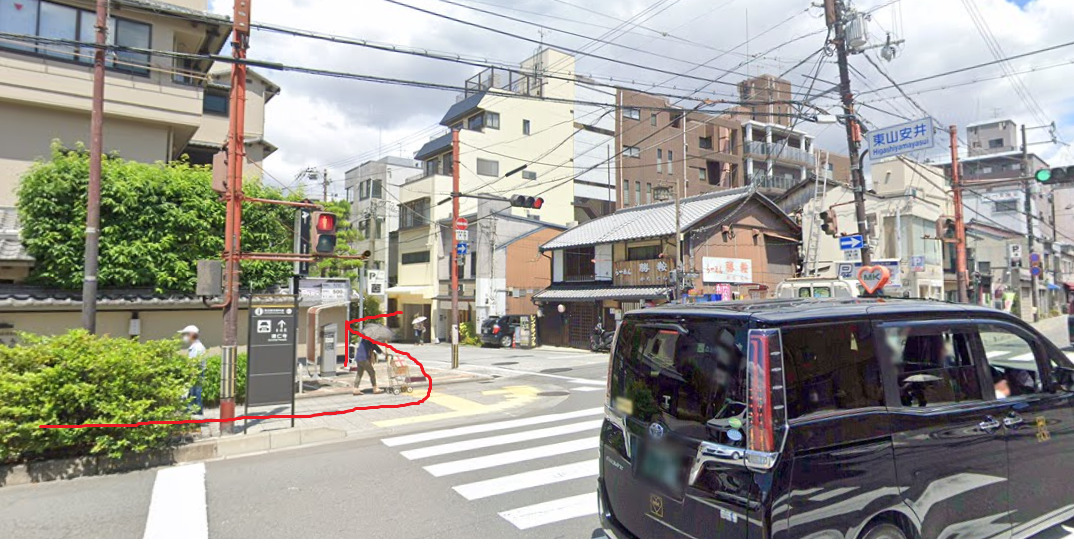 すぐの信号を左折します。