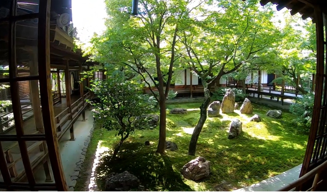 四方をどこから見ても美しい「潮音庭（ちょうおんてい）」。