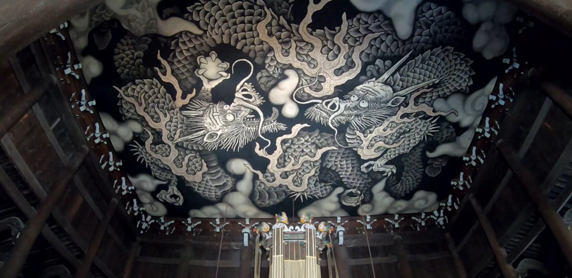 建仁寺の中でも特に印象的だったのが、法堂（はっとう）の天井に描かれた「双龍図」。