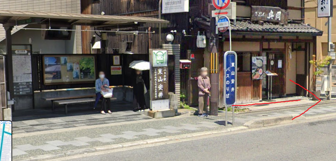 東山安井バス停に着いたら、北方向に進みます。北方向は、バスの進行方向になります。