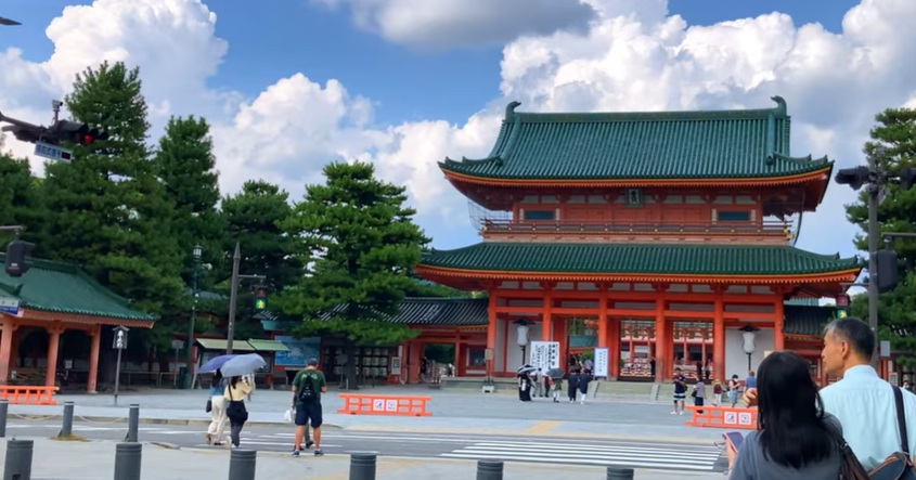 大鳥居を抜けて少し歩くと、平安神宮の象徴でもある應天門（おうてんもん）へ。