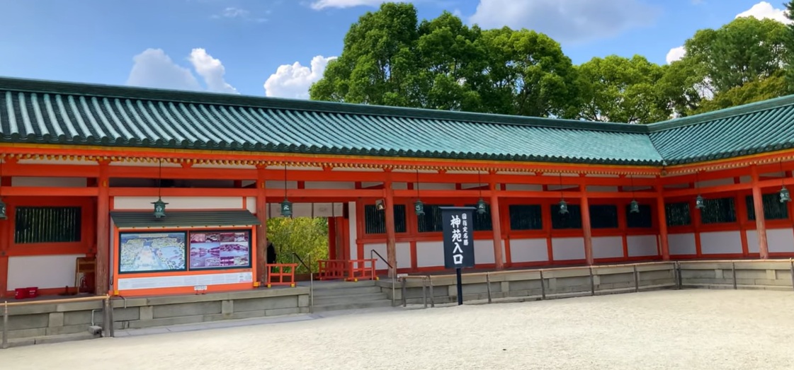 平安神宮の大きな魅力といえば国指定名勝の神苑（しんえん）。