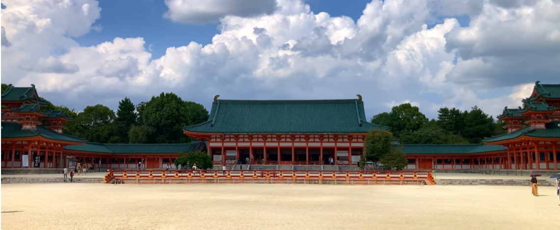 門をくぐると一気に視界が開け、左右対称の美しい神苑が広がるのが平安神宮の特徴です。