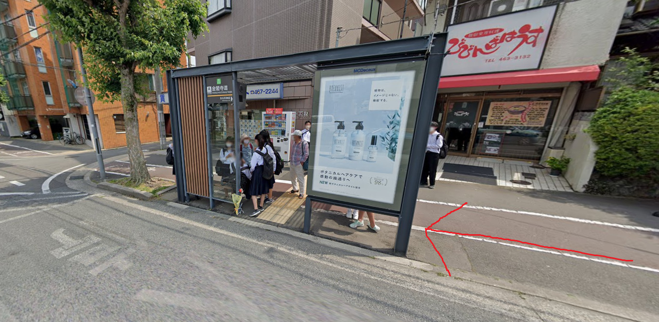すると、右側に、金閣寺道バス停が見えてきます。