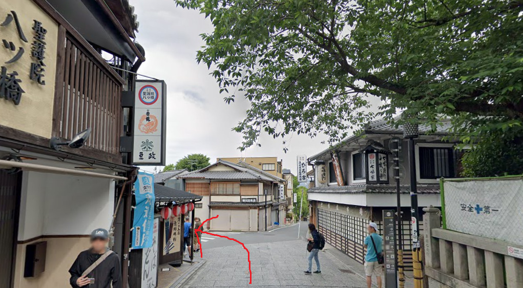 三叉路を、左方向に進みます。