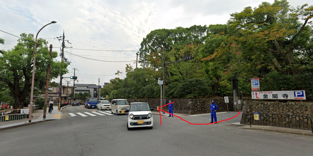 金閣寺から出て来たら、右折して下さい。