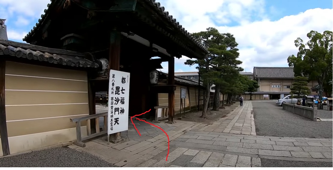 さらに真っすぐ北上すると、左側に西院の門が見えてきます。