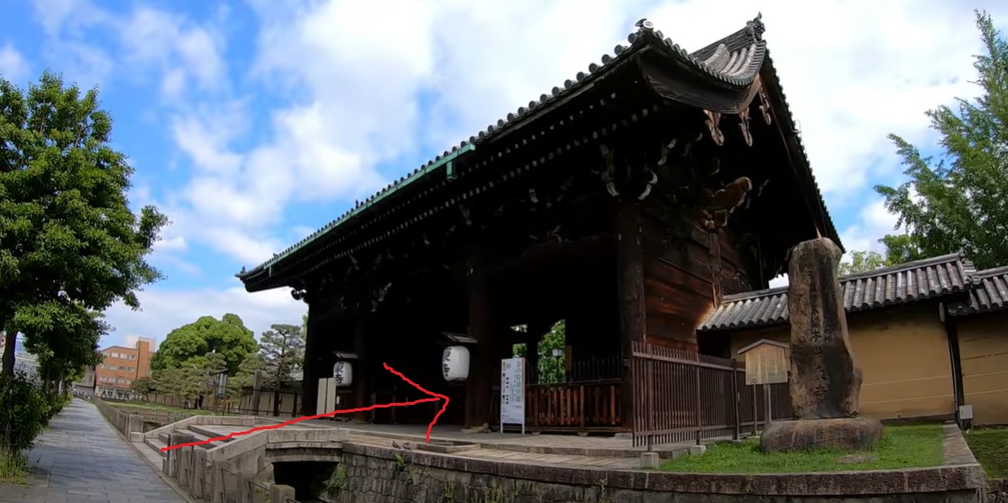 南大門から入って、参観してきます。南大門は、東寺に存在する門の中で最大の門になります。幅が18ｍ、高さが13ｍになります。