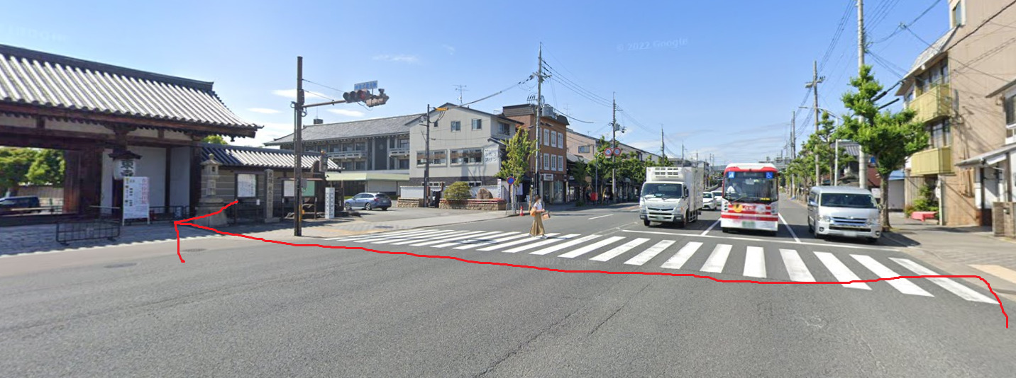 約50ｍ先の横断歩道を渡ると、東寺の慶賀門になります。