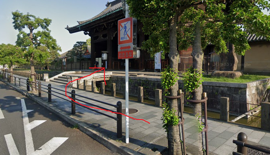 約650ｍほど行くと、右側に東寺の南大門が見えてきます。