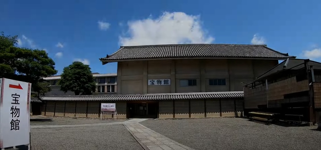 西門からさらに北上すると、正面に宝物館があります。春と秋の一定期間のみ公開されています。