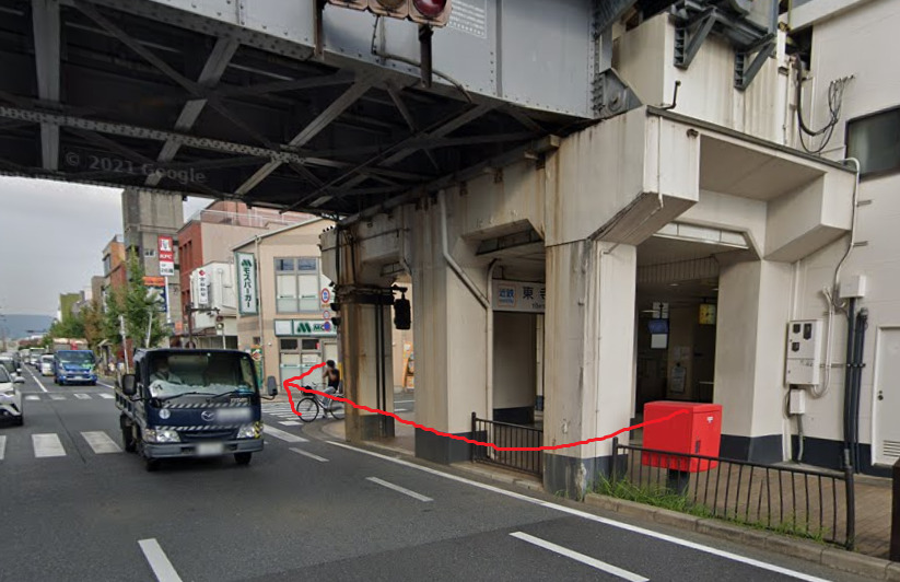 近鉄東寺駅から出たら、西方向に進みます。下の写真で言うと、左側に進んで行きます。