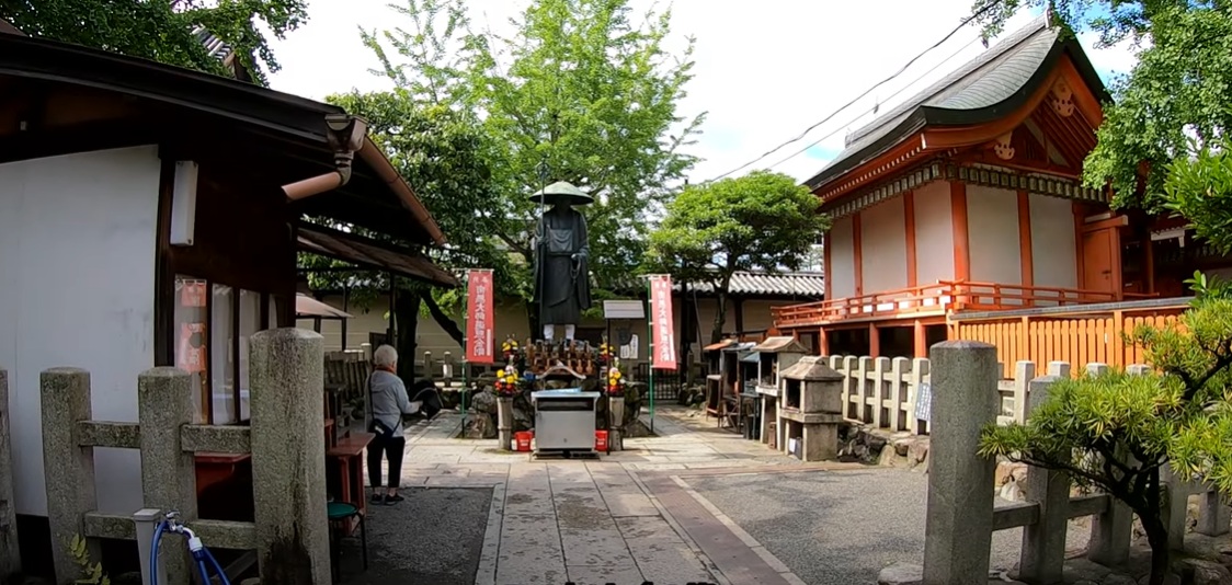 金堂の左側には、弘法大使の像があります。