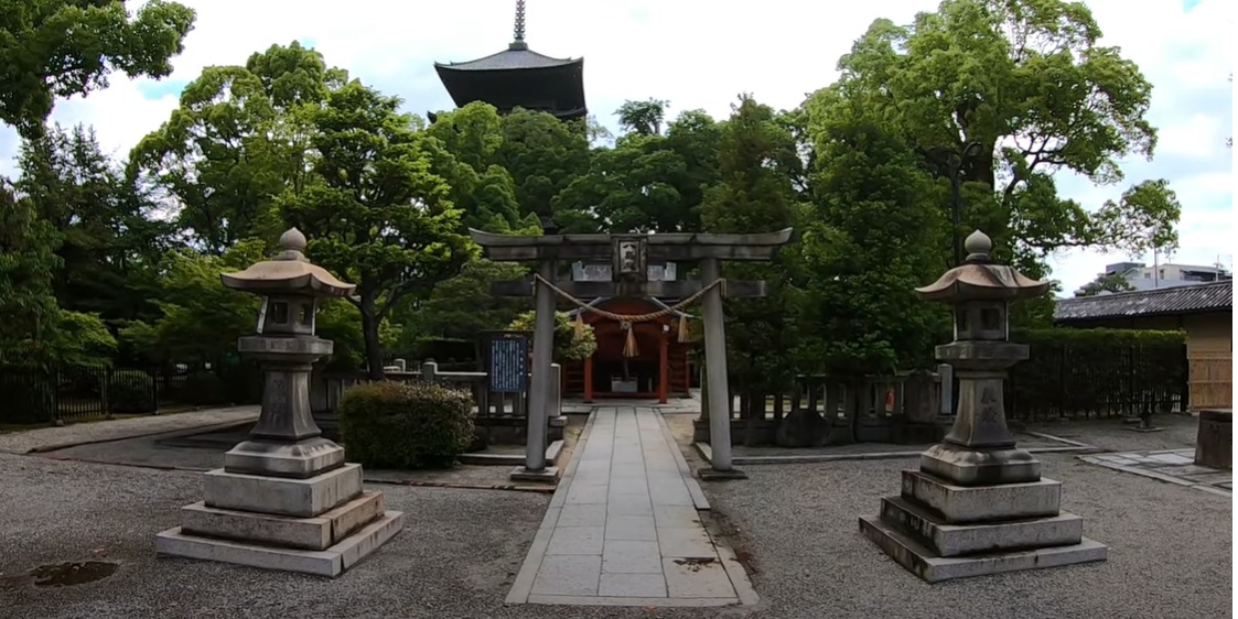 金堂の斜め右側には、八島社殿があります。東寺の建立以前に、この地に鎮座していました。