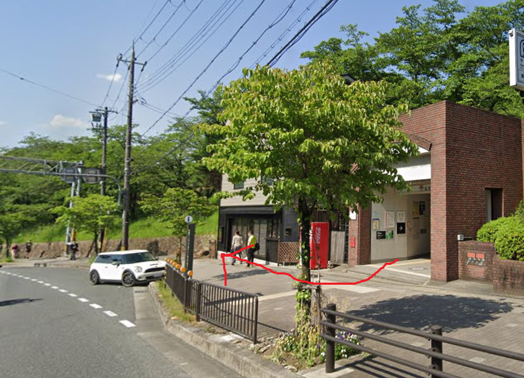 1番出口を出ると、右側に進んでください。