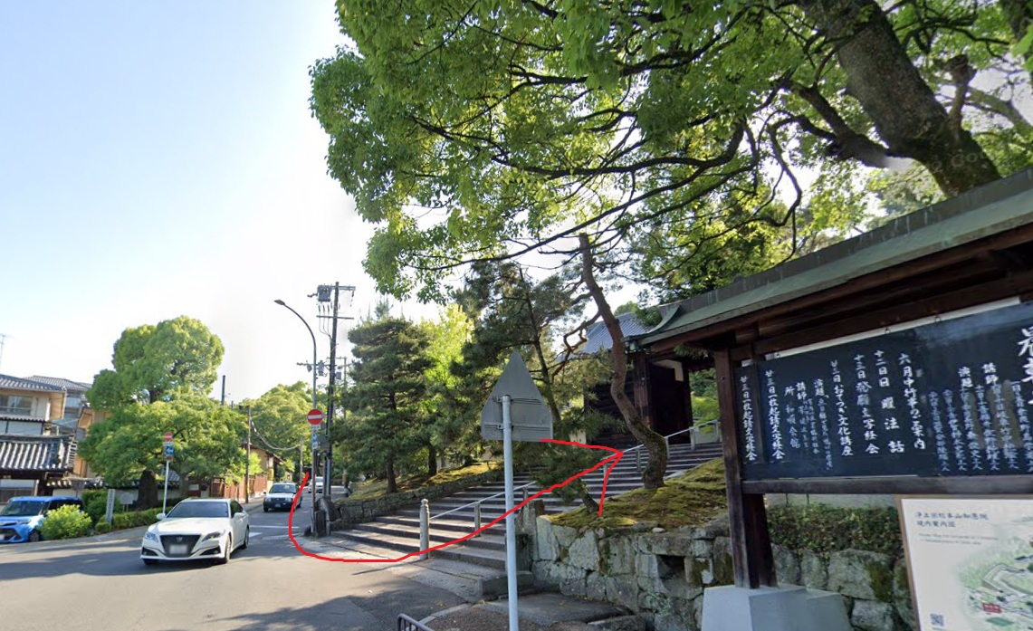あとは、ずっと道なりです。約400ｍ行くと、左側に知恩院の黒門が見えてきます。