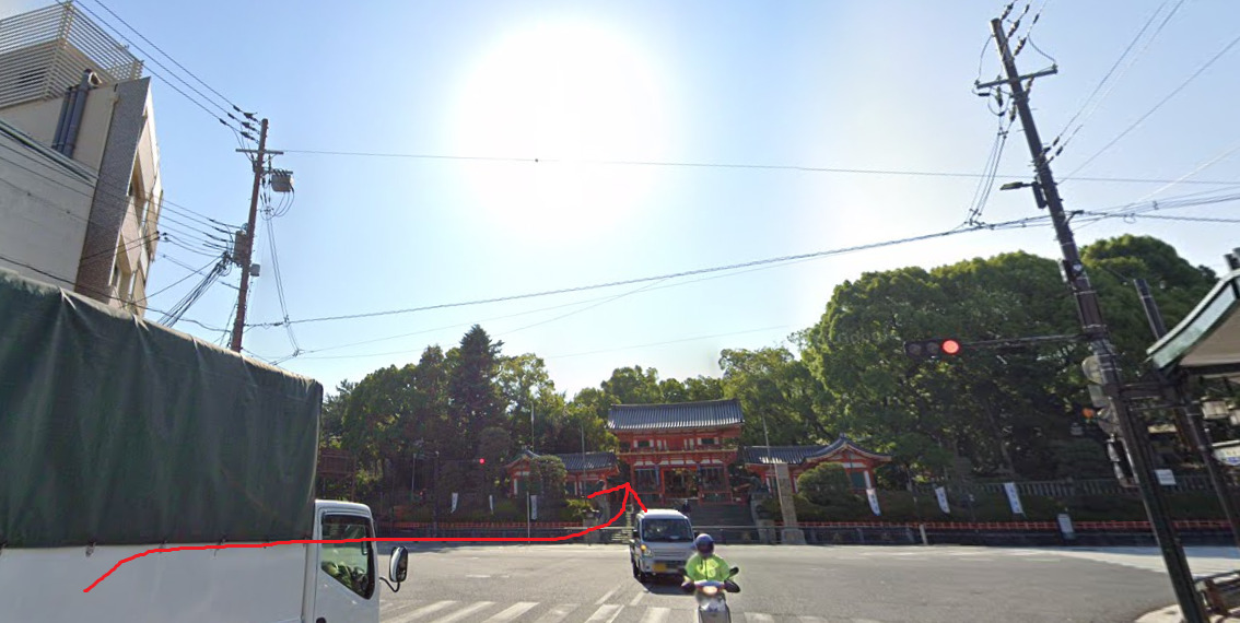 あとは、ひたすら道なりです。約600ｍ行くと、八坂神社に突き当たりますよ。