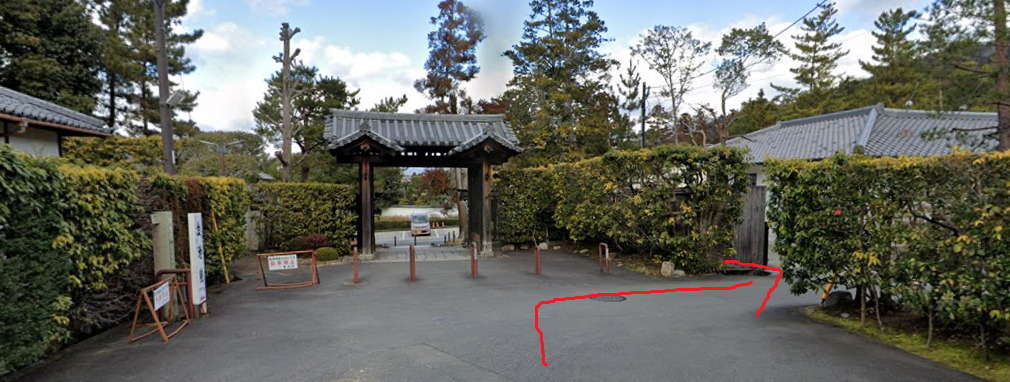 あとは、道なりにすっと進んで行きます。そして、ここを右折します。