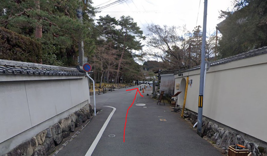 あとは、道なりに進みます。ここも真っすぐです。