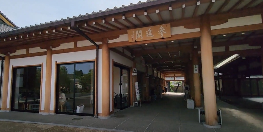 ここから、本堂に入ります。入口が、A～Fまであります。