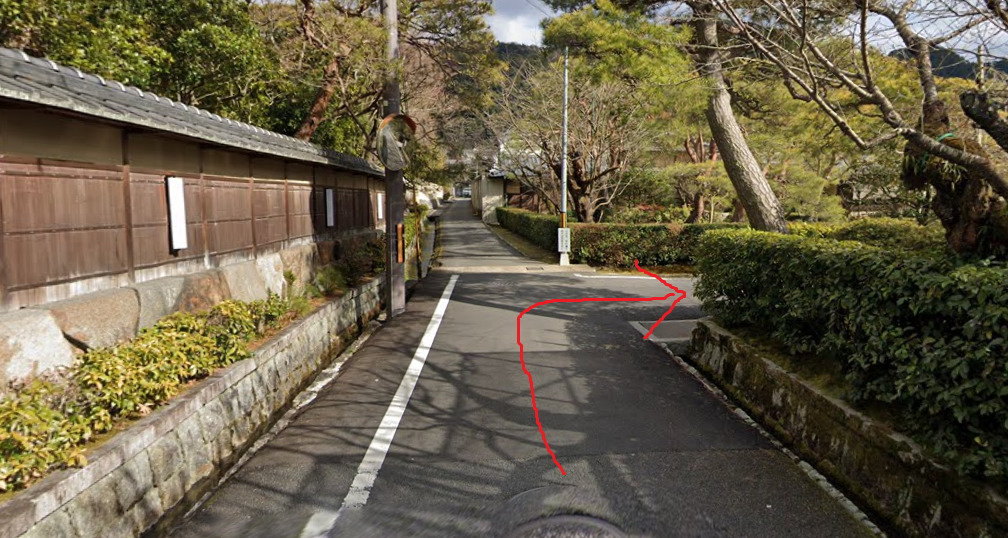 さらに、1つ目を右折します。