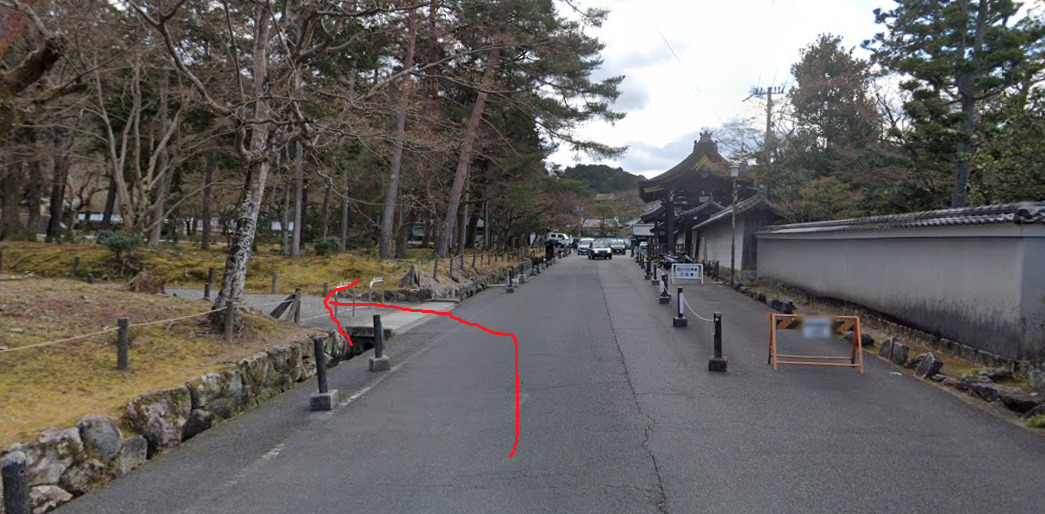 すぐ先を左です。